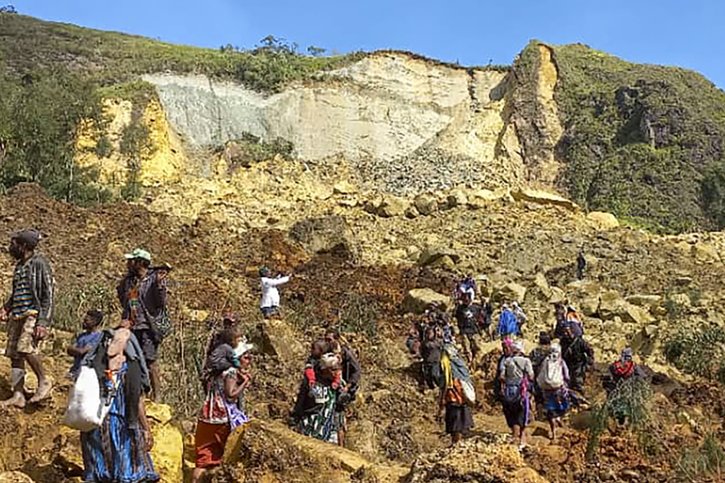 Un pan du mont Mugalo s'est effondré vendredi en pleine nuit sur le village de Yambali. © KEYSTONE/AP/Kafuri Yaro