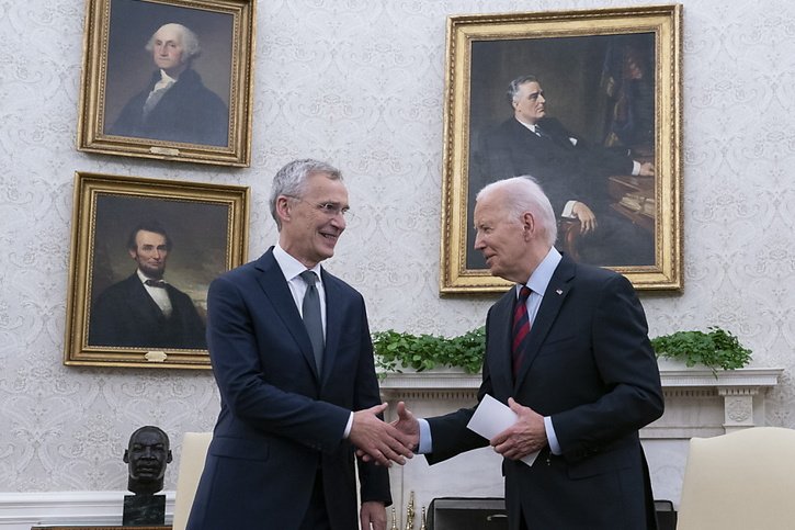 Jens Stoltenberg (à gauche sur l'image) a été reçu dans le bureau ovale par le président américain Joe Biden. © KEYSTONE/EPA/Chris Kleponis / POOL