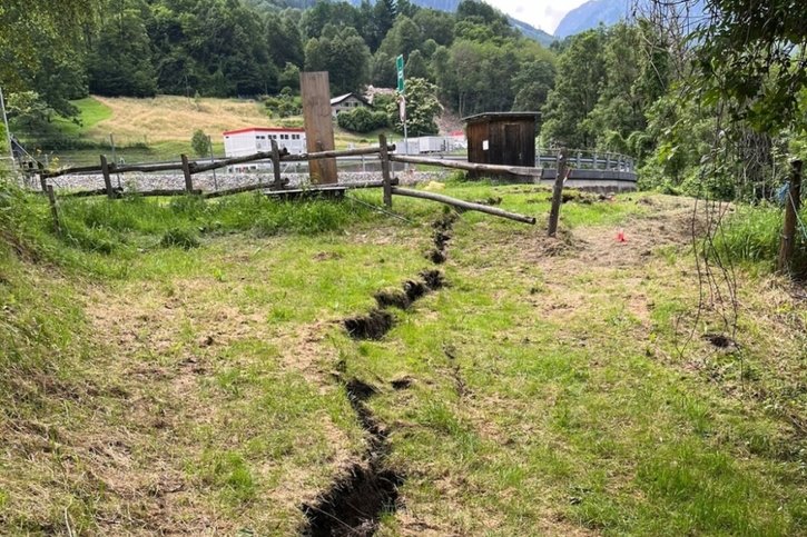 La faille constatée dans le terrain longeant la jonction des Mesocco-Sud s'allonge sur 120 mètres. © Service grison des travaux publics