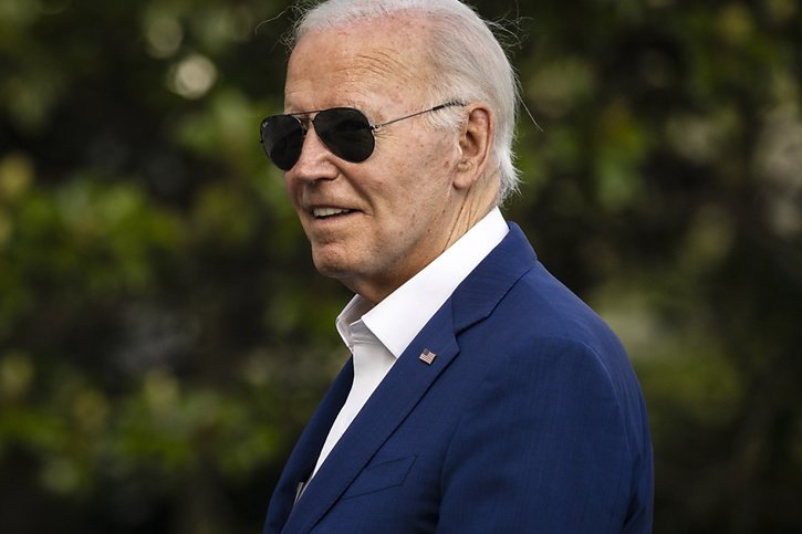 Joe Biden, 81 ans, fait face à de nombreux appels à se retirer de la course à la Maison-Blanche après son débat télévisé face à Donald Trump, lors duquel il est apparu très fatigué et embrouillé (archives). © KEYSTONE/EPA/SAMUEL CORUM / POOL