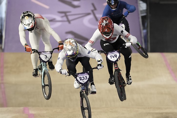 Cedric Butti, à droite, s'est qualifié pour les demi-finales du BMX Racing © KEYSTONE/AP/Thibault Camus