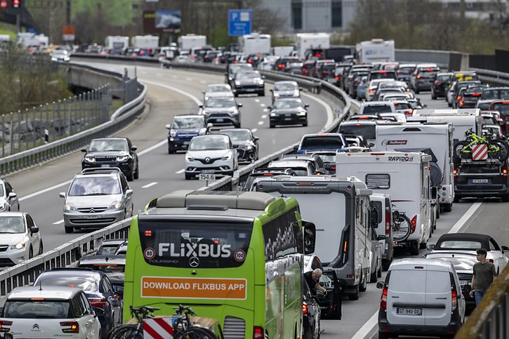 Juillettistes et aoûtiens se croisent au Gothard pour le deuxième weekend de suite (Archives). © KEYSTONE/URS FLUEELER