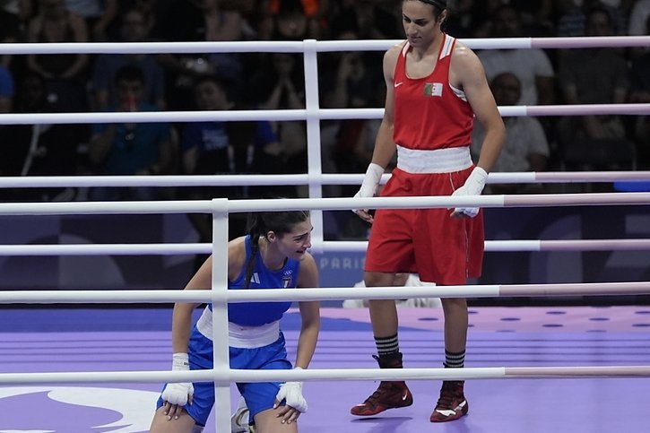 La boxeuse Imane Khelif, en rouge, se bat contre la discrimination et les préjugés aux JO de Paris © KEYSTONE/AP/John Locher