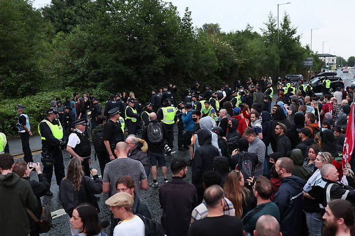 La situation était tendue à Liverpool où manifestants et contre-manifestants se sont fait face. © KEYSTONE/EPA/ADAM VAUGHAN