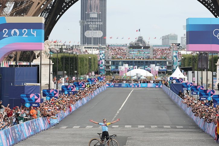 Assurément l'une des images de ces JO, Remco Evenepoel juste après avoir frnahci la ligne devant la Tour Eiffel © KEYSTONE/EPA/CHRISTOPHE PETIT TESSON