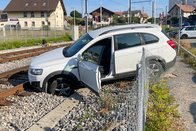 Gare de Courtepin: Il tente de se garer et finit sur les voies