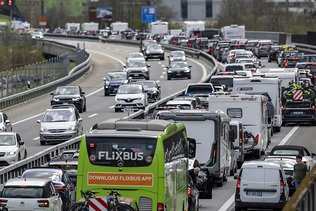 Des bouchons et des accidents au Gothard et dans les Grisons